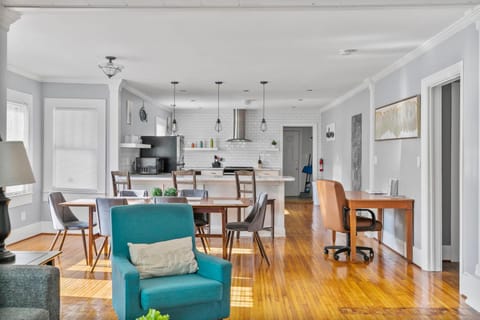 Kitchen or kitchenette, Living room, Seating area, Dining area