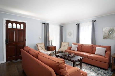 Living room, Seating area