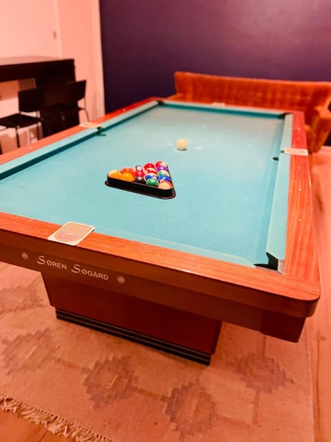 Billiard, Game Room