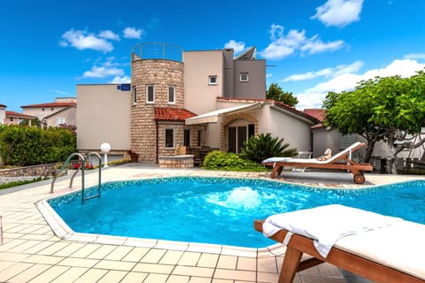 Facade/entrance, Swimming pool