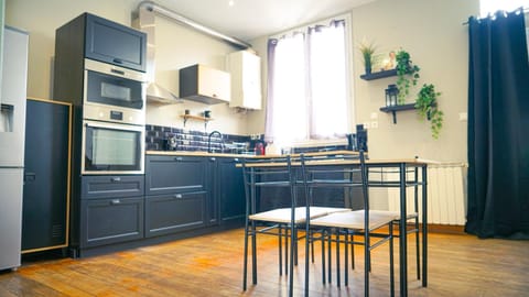 Coffee/tea facilities, Kitchen or kitchenette, Dining area, microwave, oven, stove, toaster, wardrobe, kitchen