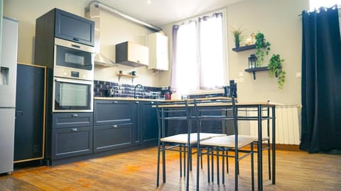 Kitchen or kitchenette, Dining area, oven, stove