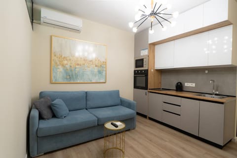 Coffee/tea facilities, Kitchen or kitchenette, Living room, Seating area, minibar, air conditioner
