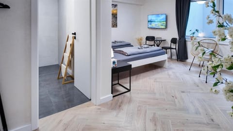 Bed, TV and multimedia, Photo of the whole room, Bedroom