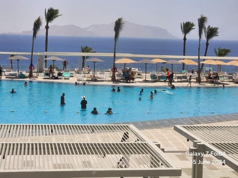 Day, People, Natural landscape, Beach, Pool view, Sea view, Swimming pool, group of guests, sunbed