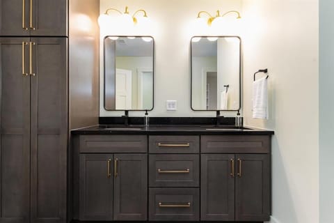 The Modern ND 4B 3,5BA 1 mi to Stadium House in South Bend