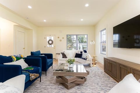 The Modern ND 4B 3,5BA 1 mi to Stadium House in South Bend