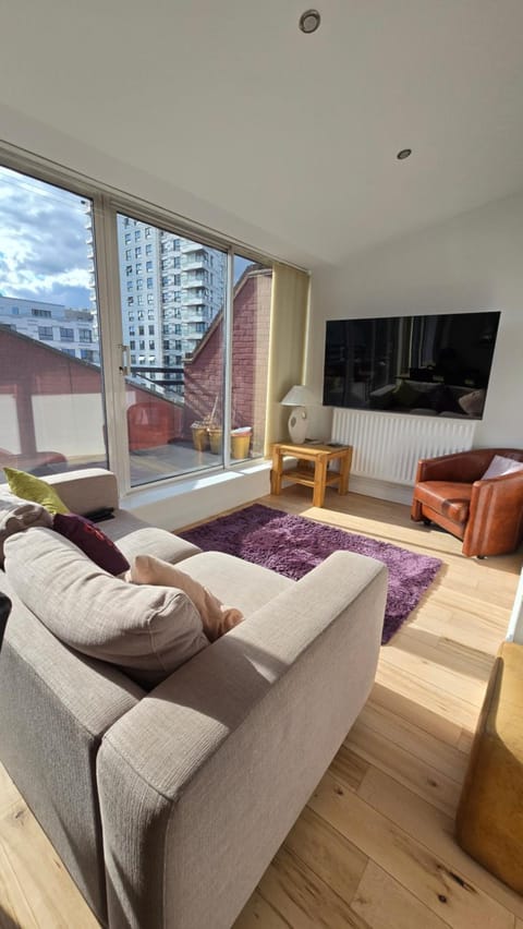 Communal lounge/ TV room