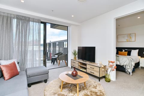 Bed, TV and multimedia, Balcony/Terrace, Living room, Seating area, Bedroom