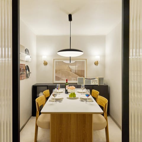 Living room, Food and drinks, Seating area, Dining area, Food, Drinks, Alcoholic drinks