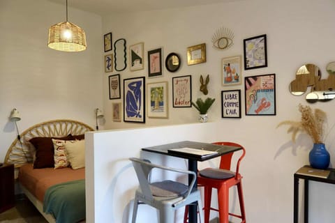 Bed, Living room, Decorative detail, Seating area, Dining area