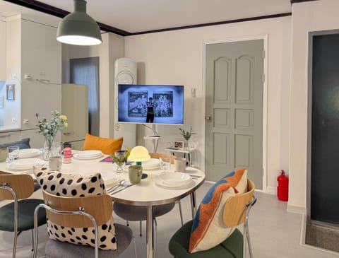 TV and multimedia, Living room, Dining area