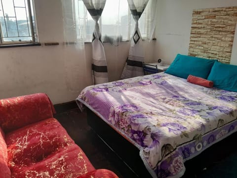 Bed, Living room, Photo of the whole room, Seating area, Bedroom