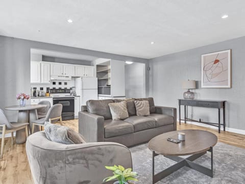 Kitchen or kitchenette, Living room, Seating area, Dining area