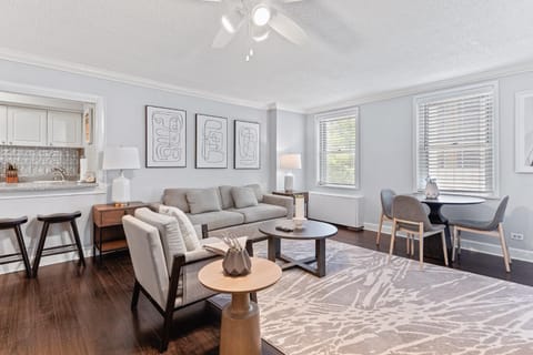 Kitchen or kitchenette, Living room, Seating area, Dining area
