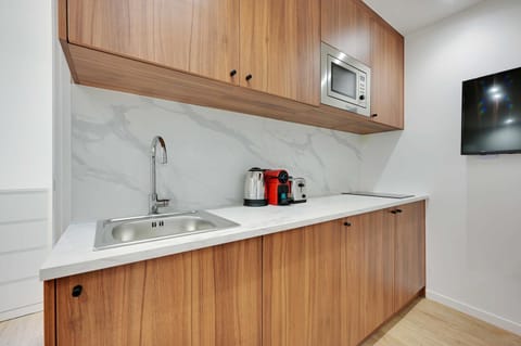 Coffee/tea facilities, Kitchen or kitchenette, stove