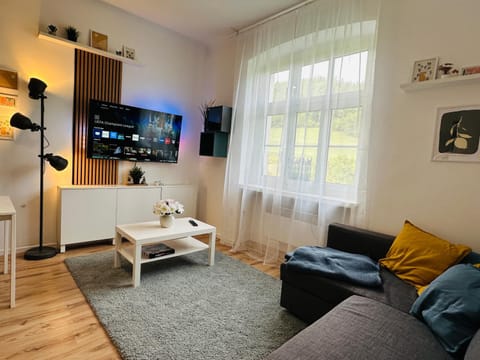TV and multimedia, Living room, Seating area, Evening entertainment