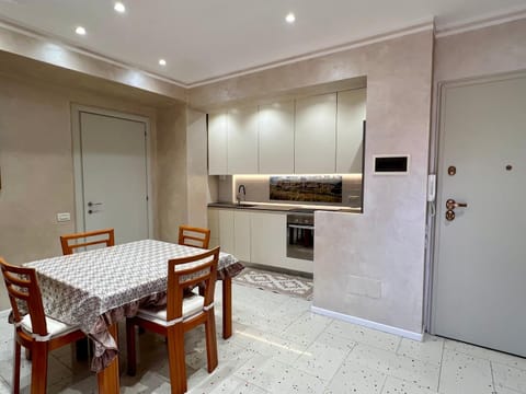 Kitchen or kitchenette, Dining area, oven, stove