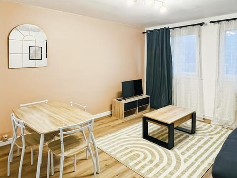 TV and multimedia, Living room, Seating area, Dining area