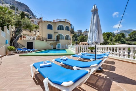 Swimming pool, sunbed