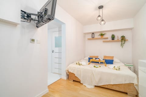 Bed, TV and multimedia, Photo of the whole room, Bedroom, towels