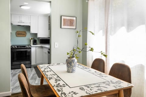 Vintage Charm 3BR Home w Yard Pets Welcome House in Shoreline