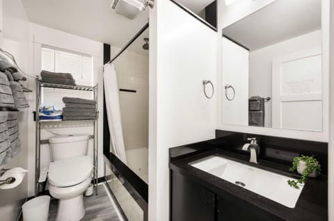 Vintage Charm 3BR Home w Yard Pets Welcome House in Shoreline