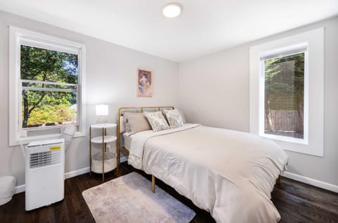 Vintage Charm 3BR Home w Yard Pets Welcome House in Shoreline