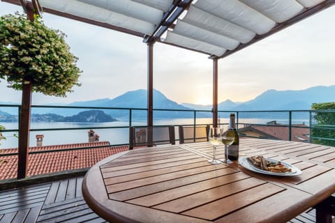 View (from property/room), Balcony/Terrace, Balcony/Terrace, Dining area, Lake view