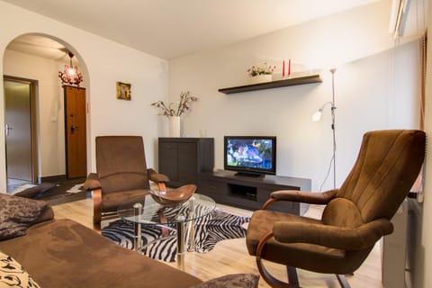 Living room, Photo of the whole room, Decorative detail