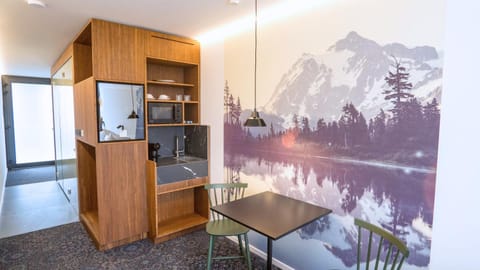 Kitchen or kitchenette, Dining area