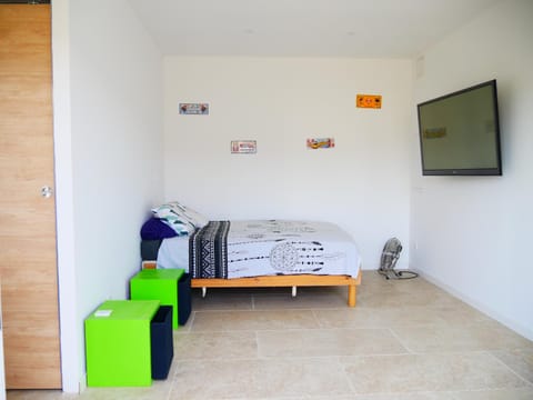 Bed, TV and multimedia, Photo of the whole room, Bedroom