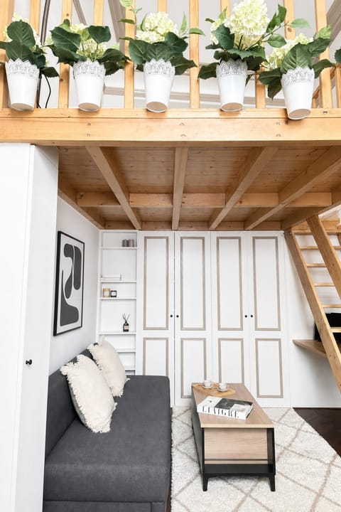 Communal lounge/ TV room, Bed, TV and multimedia, Living room, Decorative detail, Seating area, Dining area, internet, storage, wardrobe