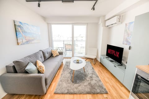 Communal lounge/ TV room, TV and multimedia, Living room, Seating area, Evening entertainment, air conditioner