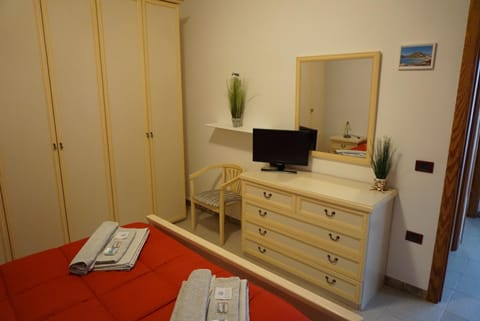 Bed, TV and multimedia, Photo of the whole room, Bedroom, wardrobe