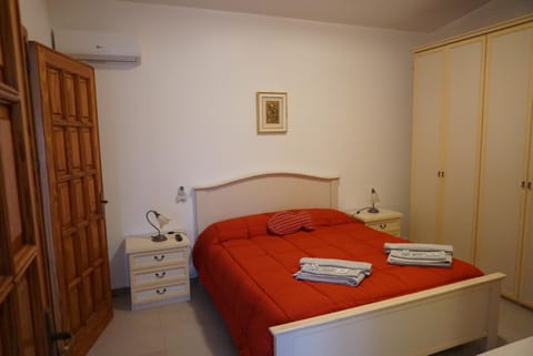 Bed, Photo of the whole room, Bedroom, towels, air conditioner