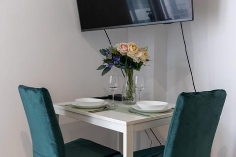 TV and multimedia, Living room, Seating area, Dining area