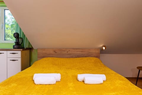 Bed, Bedroom, towels