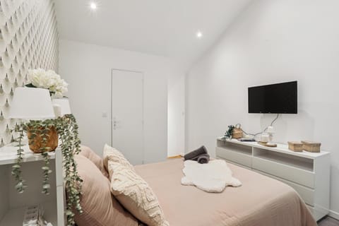 Bed, TV and multimedia, Photo of the whole room, Bedroom, towels