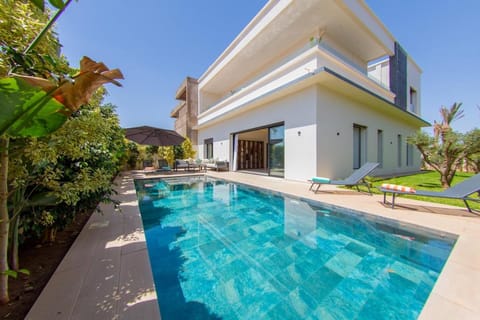 Property building, Day, Garden, Garden view, Pool view, Swimming pool, Swimming pool, sunbed