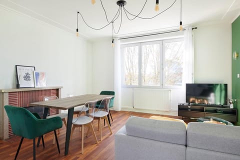 TV and multimedia, Living room, Dining area