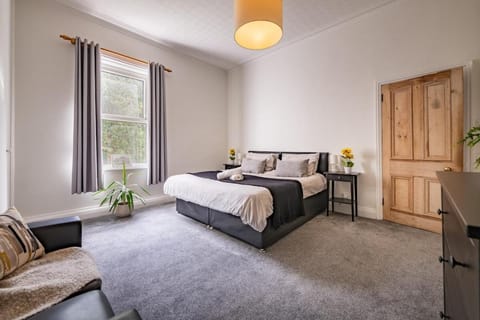 Bed, Living room, Photo of the whole room, Seating area, Bedroom, wardrobe