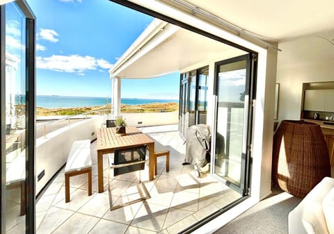 Dining area, Sea view, Entertainment