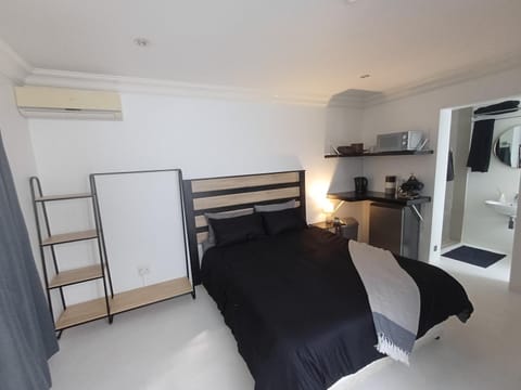 Bed, TV and multimedia, Kitchen or kitchenette, Bedroom, air conditioner