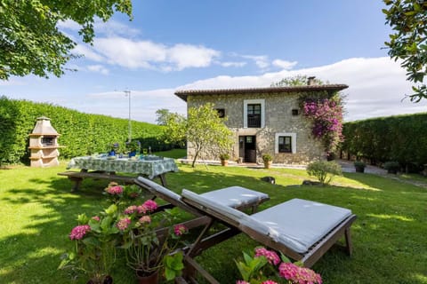 Property building, Facade/entrance, BBQ facilities, Garden