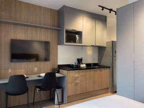 TV and multimedia, Coffee/tea facilities, Kitchen or kitchenette, Photo of the whole room, Dining area, Bedroom, stove