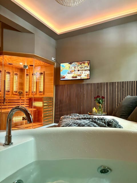 Hot Tub, Sauna