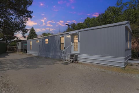 Desert Haven Cozy 2-Bedroom Mobile Home Near NMSU home House in Las Cruces
