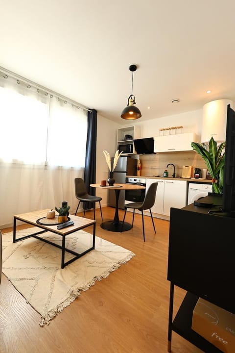 TV and multimedia, Coffee/tea facilities, Kitchen or kitchenette, Living room, Seating area, Dining area, furniture, heating, internet, microwave, storage, stove, kitchen