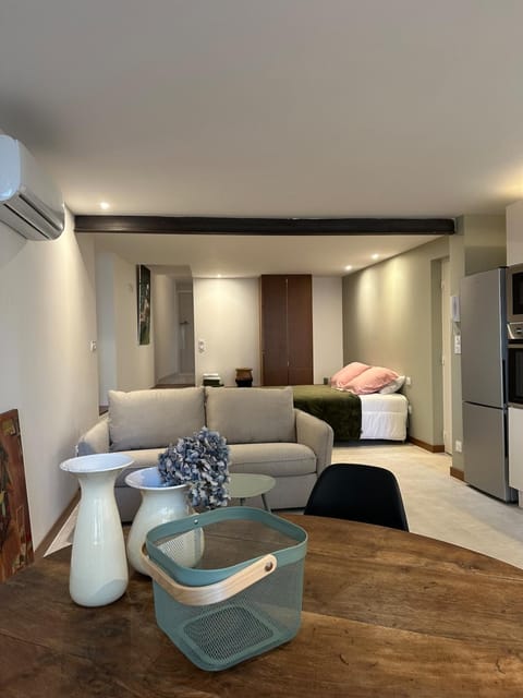Bed, Living room, Seating area, Dining area